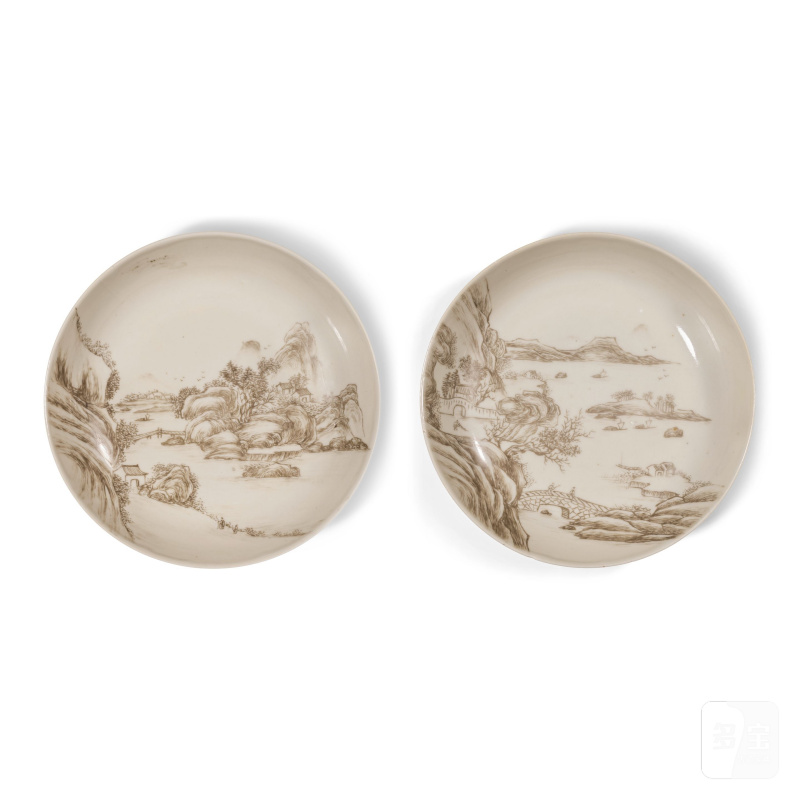 十八世紀或更晚 墨彩山水圖盤一對 | PAIRE D'ASSIETTES EN PORCELAINE À DÉCOR EN GRISAILLE - 图1